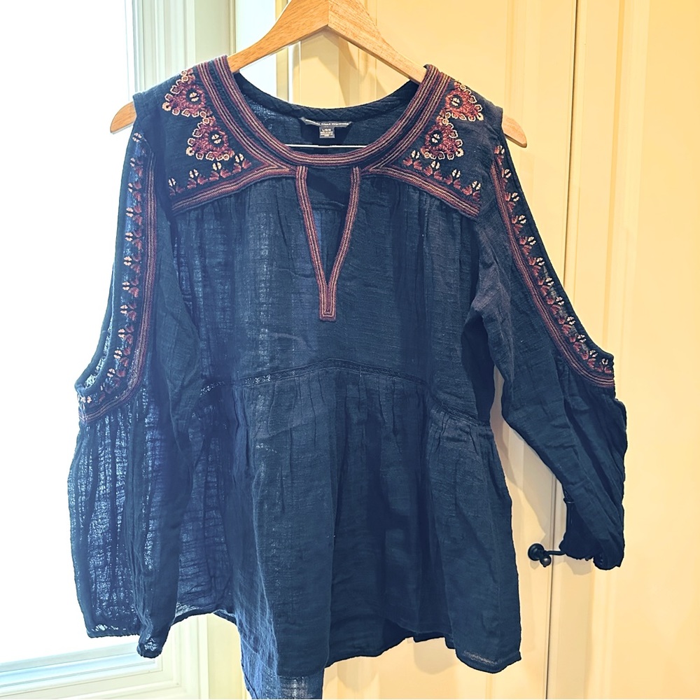NWOT AEO Cutout Shoulder Embroidered Pendulum Tunic